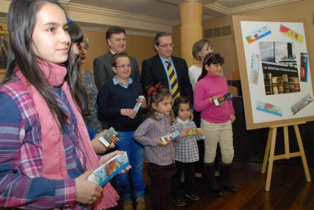 Imagen El presidente entrega los premios a los ganadores del concurso de marca páginas