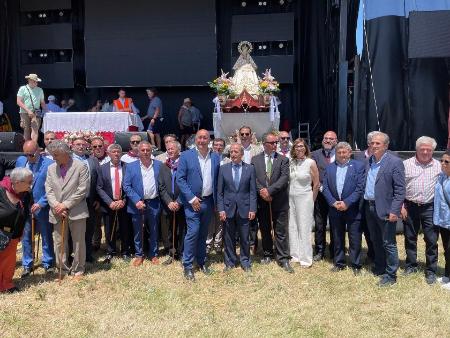 Imagen El presidente de la Diputación acompaña a los vecinos de Aldehorno y Aldeanueva de la Serrezuela en el Gran Jubileo a la Virgen de la...